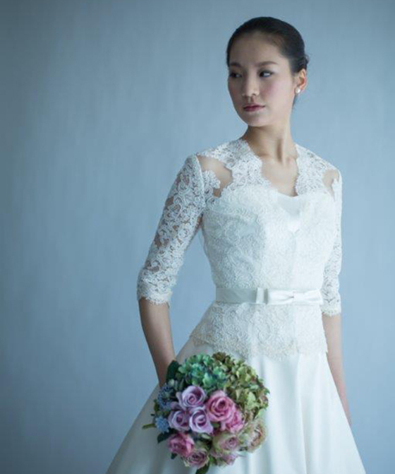 コードレースのオーバーブラウスドレス