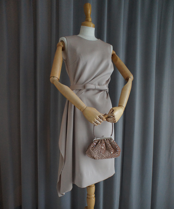 サイドドレープのタイトドレス