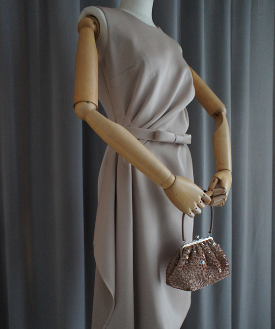 サイドドレープのタイトドレス