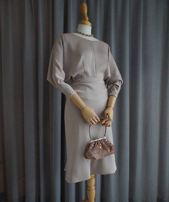 ドルマンスリーブの2ピースドレス