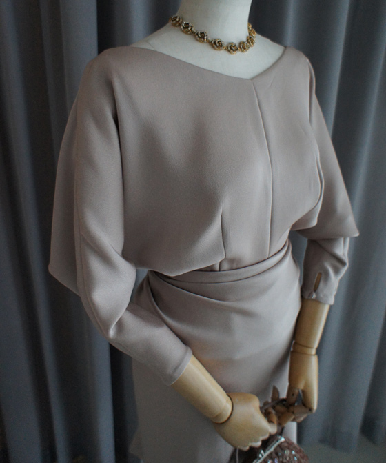 ドルマンスリーブの2ピースドレス