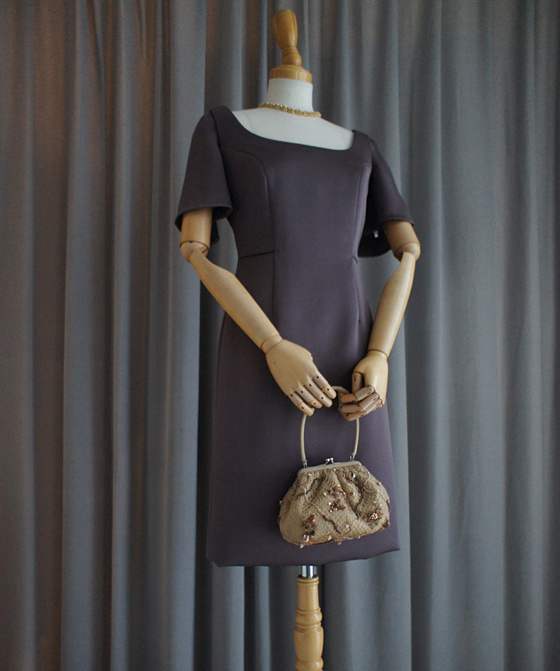 フレアースリーブのタイトドレス