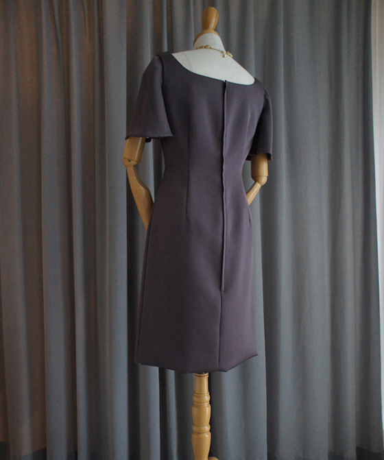 フレアースリーブのタイトドレス