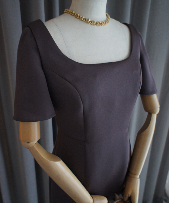 フレアースリーブのタイトドレス