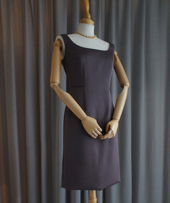 ノースリーブのタイトドレス