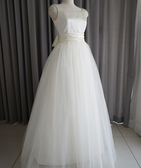 ノースリーブのチュールスカートドレス