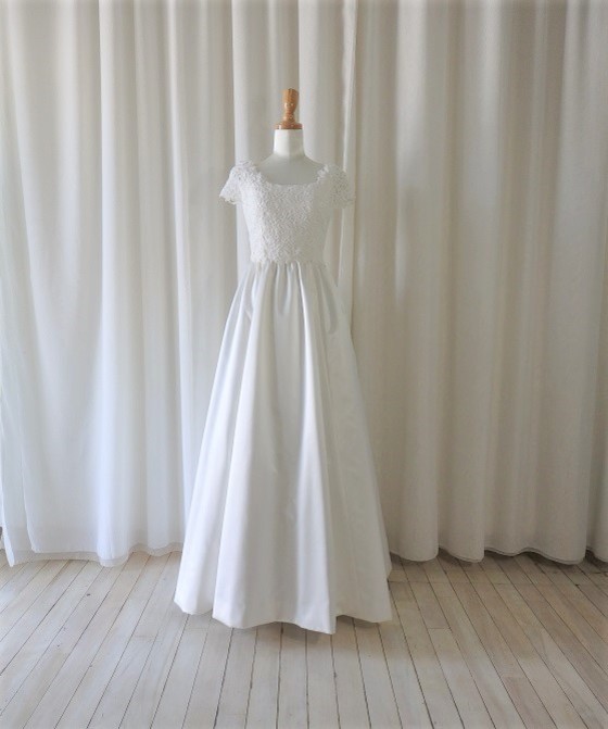 ケミカルレースのキャップスリーブドレス