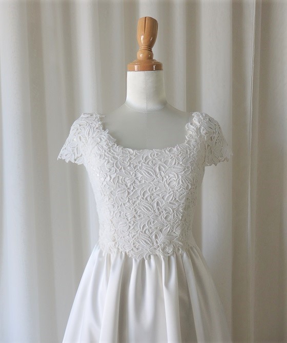 ケミカルレースのキャップスリーブドレス