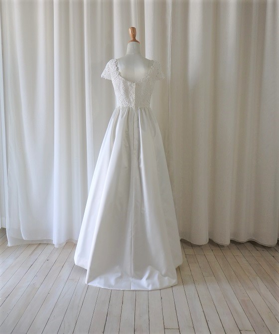 ケミカルレースのキャップスリーブドレス