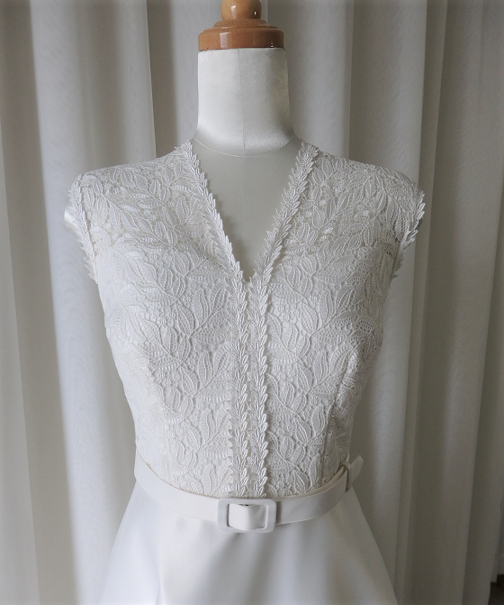 ケミカルリーフレースのAラインドレス