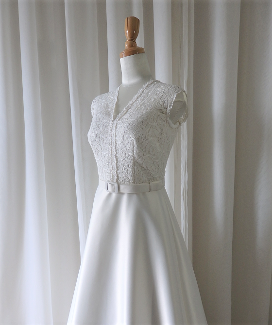 ケミカルリーフレースのAラインドレス