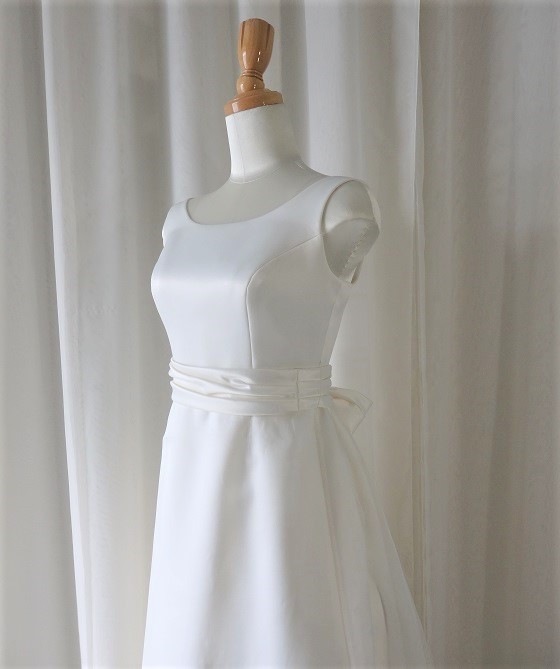 ラウンドネックノースリーブのAラインドレス