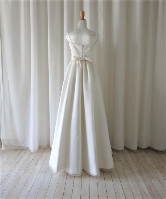 ラウンドネックノースリーブのAラインドレス